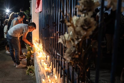 Personas colocan velas afuera de la sede del partido Renovación Nacional, al que pertenecía el exmandatario.