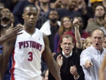 Pau Gasol y Rodney Stuckey, durante el partido