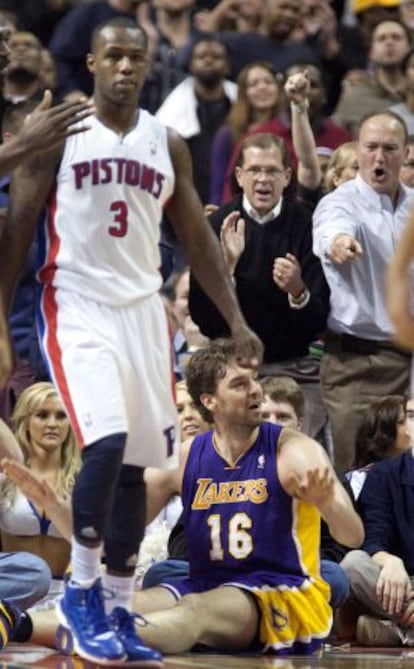 Pau Gasol y Rodney Stuckey, durante el partido