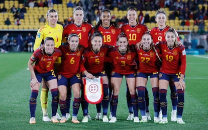 Las jugadoras de la selección española posan para los fotógrafos antes del comienzo del partido.