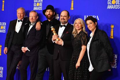La productora británica Jane Featherstone el equipo de 'Chernobyl' posan con su premio a mejor serie limitada para la televisión.