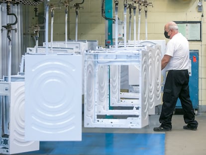 Un trabajador de una fábrica de electrodomésticos en Zaragoza, este lunes.