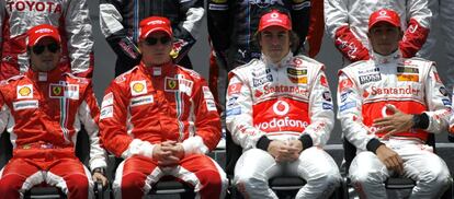De izquierda a derecha: Felipe Massa, Kimi Raikkonen, Fernando Alonso y Lewis Hamilton en el circuito de Interlagos en Brasil, en octubre de 2007.
