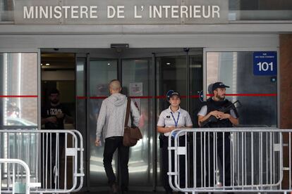 Polic&iacute;a en la sede de la polic&iacute;a judicial de Nanterre, a las afueras de Paris