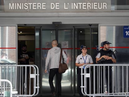 Polic&iacute;a en la sede de la polic&iacute;a judicial de Nanterre, a las afueras de Paris