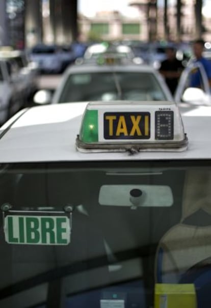 Los taxis protestan por la caída de las carreras.