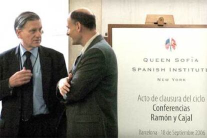 Valentín Fuster, a la izquierda, conversa con Juan Carlos Izpisúa en la clausura del ciclo de lecturas.