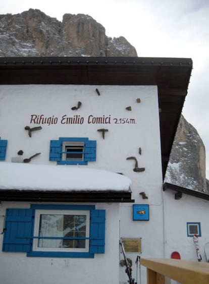 Refugio Emilio Comici, bajo las paredes del Sassolungo (3.181 metros), en los Dolomitas italianos