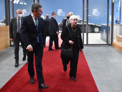 El presidente del Eurogrupo, Paschal Donohoe, recibe a la secretaria del Tesoro de EE UU, Janet Yellen, este lunes en Bruselas.