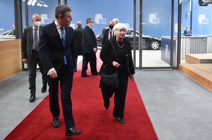 El presidente del Eurogrupo, Paschal Donohoe, recibe a la secretaria del Tesoro de EE UU, Janet Yellen, este lunes en Bruselas.
