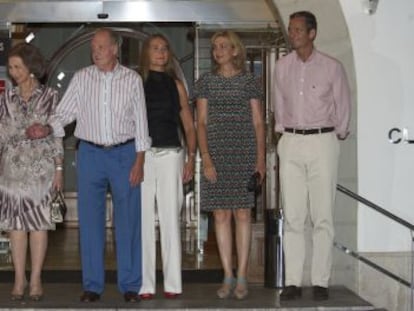 Los Pr&iacute;ncipes de Asturias, los Reyes, la infanta Elena, la infanta Cristina y su marido, I&ntilde;aki Urdangarin, en el Club N&aacute;utico de Palma de Mallorca en agosto de 2011.