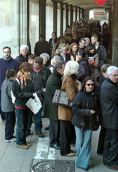 Decenas de personas esperan su turno para visitar la exposición del Palau Moja.