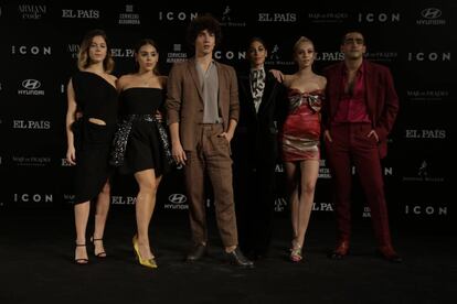 Los actores de 'Élite' Georgina Amorós, Danna Paola, Jorge López, Mina El Hammani, Ester Expósito y Omar Ayuso, en la gala de los V Premios ICON, en Madrid.