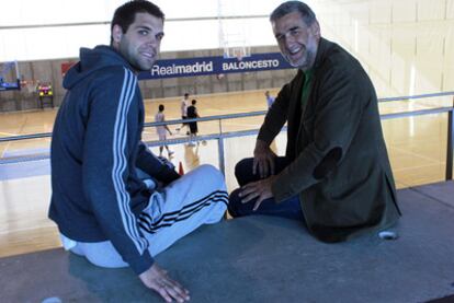 Felipe Reyes y Juanma Iturriaga, en la cancha de entrenamientos del Madrid.