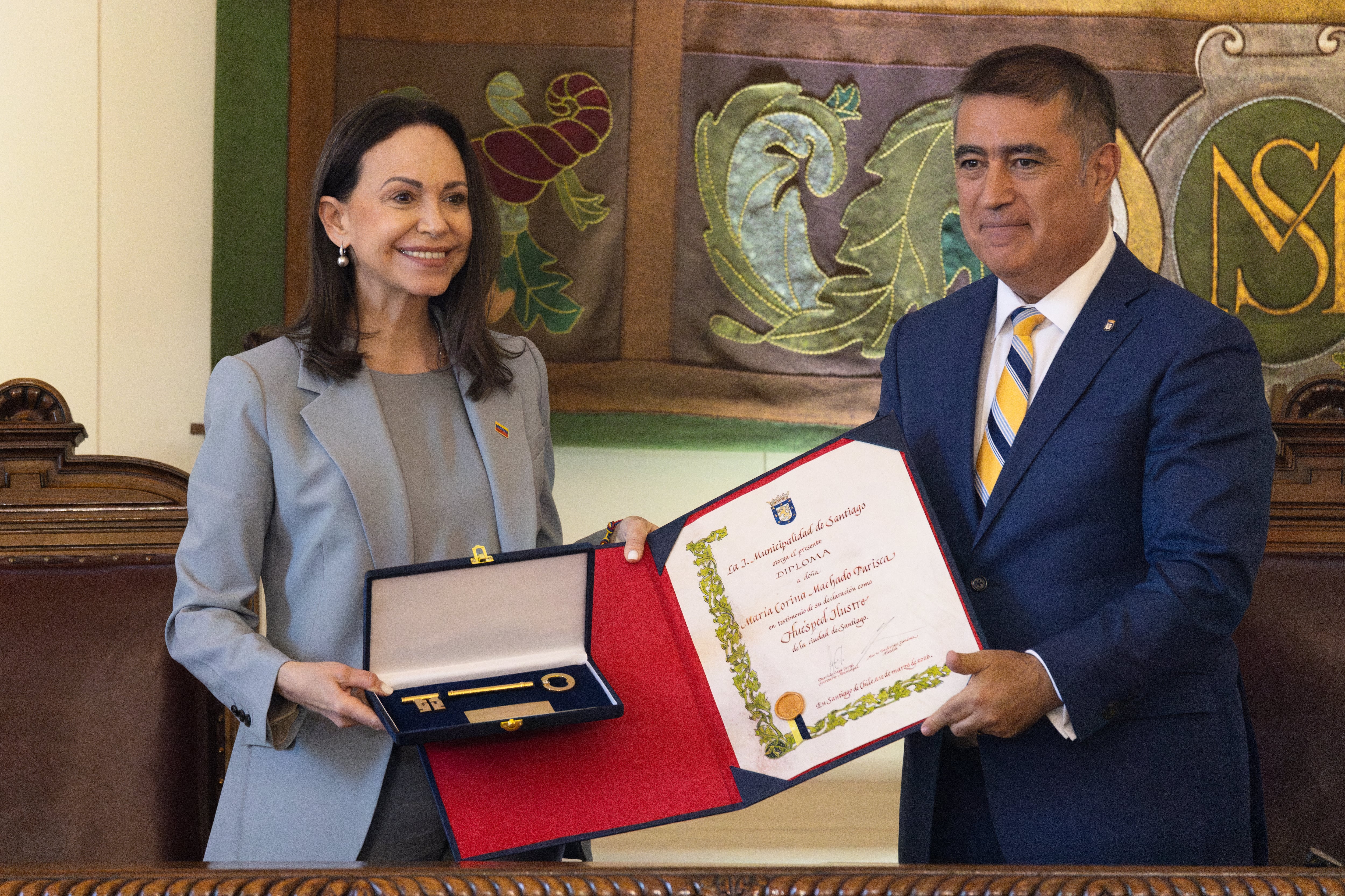 Miles de venezolanos en Chile arropan a María Corina Machado