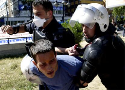 La policía turca detiene a uno de los manifestantes contra la OTAN en Estambul.