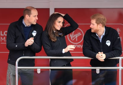 Guillermo, Kate Middleton y Harry en los tiempos felices. Cuando la actual Princesa de Gales le hacía a su cuñado regalos graciosos que más tarde no lo parecían tanto.