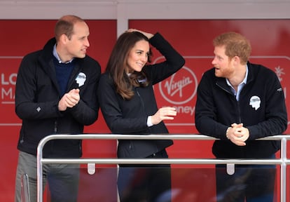 Con su hermano Guillermo y su cuñada Kate Middleton, Harry comparte a menudo visitas de estado, como las que los llevaron a Canadá o a Estados Unidos. De hecho, Harry viajó más en 2016 que los herederos al trono británico: según publicó el diario británico 'The Times', se hizo casi 100.000 kilómetros siguiendo sus tareas reales y humanitarias.