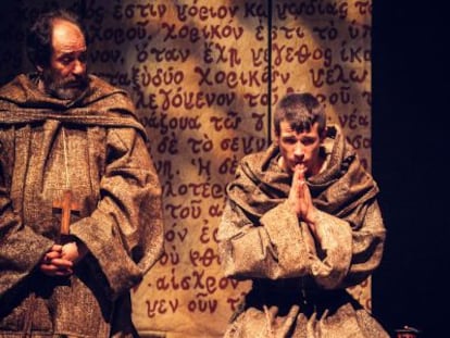 Karra Elejalde y Juan Jos&eacute; Ballesta como Guillermo de Baskerville y Adso de Melk en un momento de la obra