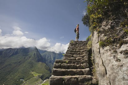 El Camino Inca que llega hasta Machu Picchu atraviesa valles y selvas dejando un huella de bloques de piedra que en algunos tramos forman escaleras flotantes. La ruta pertenece a un sistema de 30.000 kilómetros de senderos que integraron la red del Tawantinsuyo, que parte desde el sur de Colombia hasta el centro de Chile, pasando por Ecuador, Perú, Bolivia y Argentina. Se dice que la red era tan eficaz que un habitante de Cuzco podía comer un pez pescado tan solo unas horas antes, mientras que los españoles hubieran tardado dos semanas en llevarlo a caballo.