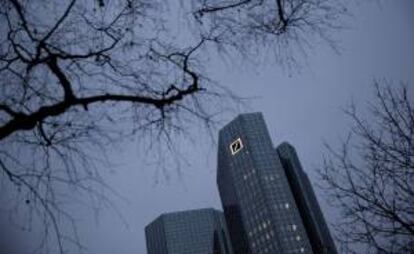 Vista del edificio que alberga la sede del Deutsche Bank, la mayor entidad financiera alemana, en Fráncfort (Alemania). EFE/Archivo