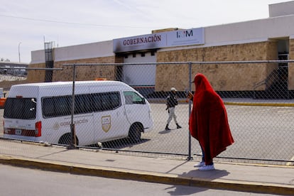 Una persona frente al centro de detención de inmigrantes, donde decenas murieron en un incendio en Ciudad Juárez (México), el 5 de abril de 2023.