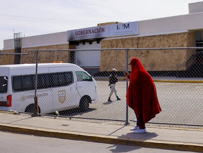 Una persona frente al centro de detención de inmigrantes, donde decenas murieron en un incendio en Ciudad Juárez (México), el 5 de abril de 2023.