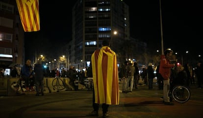 Decenas de personas cortan cada noche la avenida de Meridiana.
 