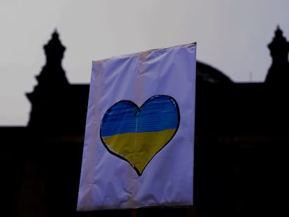 Un cartel con un corazón con la bandera de Ucrania en una protesta contra la guerra frente al Reichstag en Berlín, el pasado 03 de marzo de 2022.