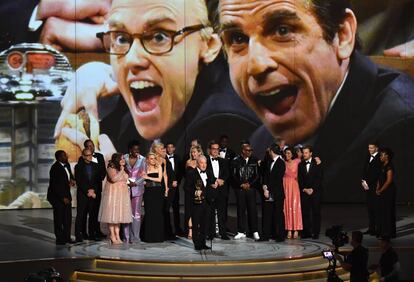 Lorne Michaels (en el centro), junto a los integrantes de 'Saturday Night Live'.