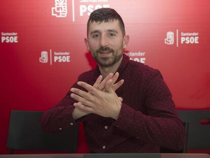 Alberto Torres, nuevo concejal en Santander, en la sede del PSOE en la capital cántabra.