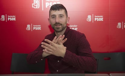 Alberto Torres, nuevo concejal en Santander, en la sede del PSOE en la capital cántabra.
