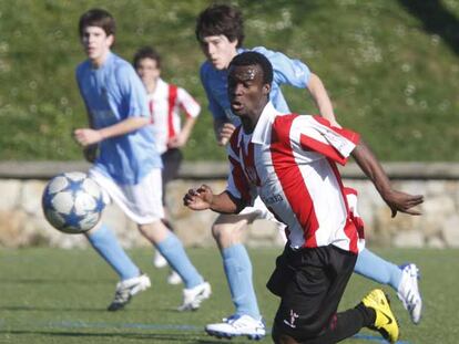 Ralph N'Dongo, durante un partido del cadete A del Athletic frente al Antiguoko en Lezama.