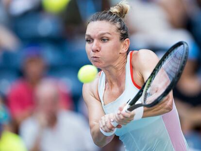 Simona Halep golpea la bola durante su único partido en el US Open de 2022.