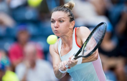 Simona Halep golpea la bola durante su único partido en el US Open de 2022.