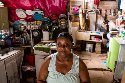 María Gómez es una trabajadora informal de 60 años, no tiene pensión y sobrevive de trabajos ocasionales como empleada de hogar. Desde hace siete años, reside con su esposo y su hijo en la casa que construyeron en un terreno ocupado en el sector de Altos de Porvenir del barrio La Sirena.