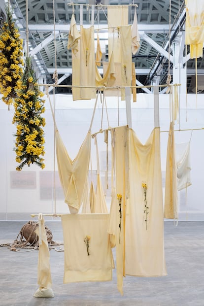 La instalación 'Witnesses' (2025), de Dan Lie, en el Palau Victòria Eugènia, en Barcelona.