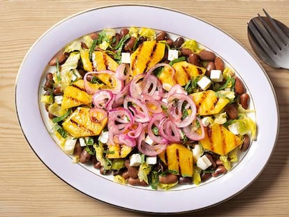 Ensalada de legumbres con piña tostada