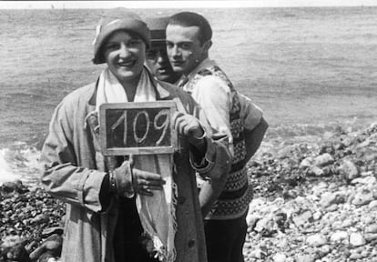 Luis Buñuel, detrás de su esposa, Jeanne Rucar, y del actor Robert Hommet en el rodaje de 'Un perro andaluz'. / CORTESÍA DE TOLOCHA PRODUCCIONES
