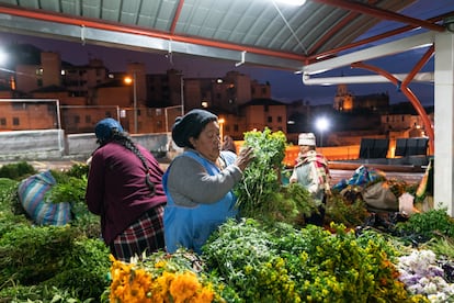 María Sandra Vinocunga en su puesto de venta de plantas medicinales. En la imagen resaltan las flores amarillas llamadas caléndulas de baño o flor de muerto. 

