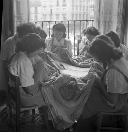Bordadoras de una de las escuelas del hogar de la Sección Femenina, Madrid, 1947.