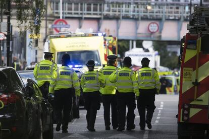 Miembros de los servicios de emergencia acordonan la zona de la estación de metro Parsons Green en Londres (Reino Unido).