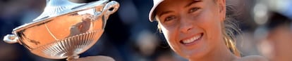 Sharapova posa con el trofeo de Roma.