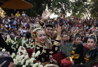 Kanjeng Pangeran Haryo (KPH) Yudanegara y su esposa Gusti Kanjeng Ratu (GKR) Bendara saludan a la multitud en un carruaje tirado por caballos en Yogyakarta el día de su enlace, el 18 de octubre de 2011.