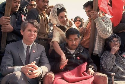 El activista chicano César Chávez, junto a Bobby Kennedy, después de una huelga de hambre en 1968.