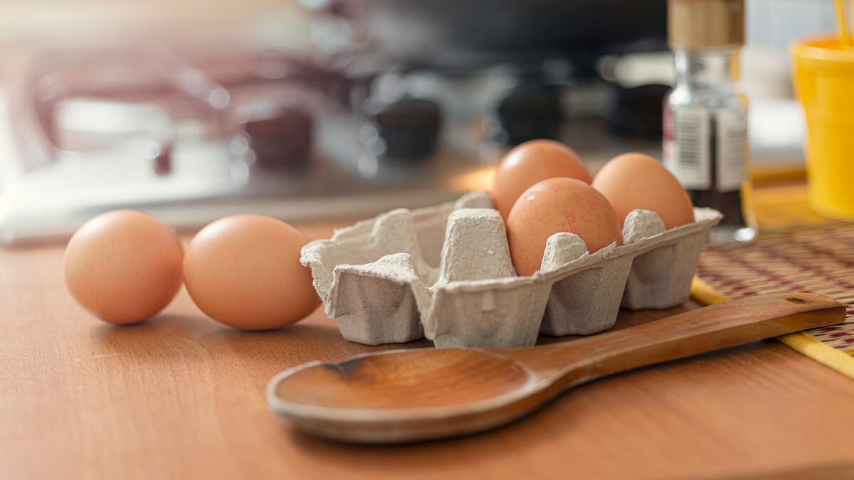 Ni en cartón ni fuera de la nevera: esta es la mejor manera de guardar los huevos en la cocina