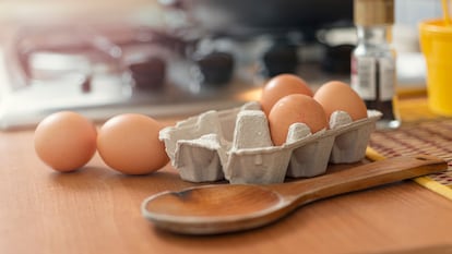 Esta es la manera más adecuada para guardar los huevos en la nevera