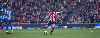 Beñat golpea la pelota durante el partido contra el Málaga