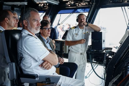 l rey Felipe VI (i), acompañado del presidente de la Generalitat de Cataluña, Salvador Illa (c), durante su visita el buque anfibio portaeronaves LHD, 'Juan Carlos I'.