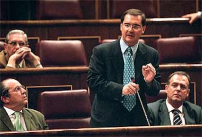 El diputado del PP Jesús López-Médel durante su intervención, ayer, en el Congreso de los Diputados.